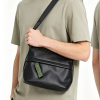 Sac bandoulière tendance en cuir PU souple pour homme, avec étiquettes d'accessoires personnalisables, sac messager simple pour usage quotidien en extérieur