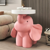 Adorable éléphant décoratif sur pied pour salon, grand meuble décoratif, près du canapé, plusieurs meubles comme cadeaux pour déménagement.