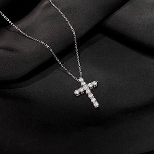 Collana con Ciondolo a Croce per Donne, Catena Scintillante per Clavicola, Gioiello Minimalista per Uso Quotidiano - Product Image 4