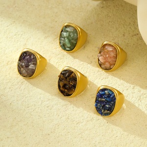 Vente en gros d'anneaux en acier inoxydable avec des éclats de cristaux naturels incrustés, pierres précieuses, anneaux en gravier de cristal de guérison <span class=keywords><strong>pour</strong></span> femmes - Product Image 1