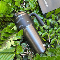 304 RVS keramische coating Mecha-stijl grote capaciteit geïsoleerde tumbler met rietje, drukknopdeksel en handvat