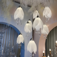 Décoration et fournitures de mariage : Lustre magnolia 10 têtes luxueux pour salle de mariage, Lumière décorative créative en acrylique, Éclairage de mise en scène de mariage, Vente en gros