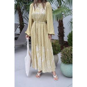 Vestido con cuello mandarín y estampado floral amarillo con cinturón en la cintura - Amarillo - Product Image 6