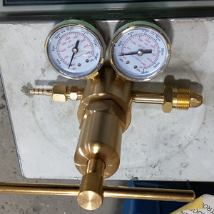 Régulateur de <span class=keywords><strong>gaz</strong></span> azote haute pression 4000 PSI avec raccord d'entrée CGA580 et raccord à sertir mâle 1/4'' ou raccord à embout 9/16'' - Product Image 1
