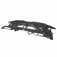 Panneau moulé en fibre de carbone brillant sur mesure OEM avec découpes de précision et trous de fixation pour couverture de panneau automobile