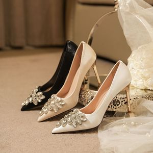 9888A-072 Chaussures de mariée à talons aiguilles en satin et strass, bout pointu, talons hauts - Product Image 4