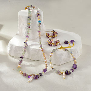 Collier tendance pour femmes avec des perles colorées irrégulières et des pierres pour ajouter une touche d'originalité aux tenues quotidiennes - Product Image 2