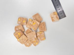 Friandises lyophilisées pour animaux de compagnie OEM, saumon, poulet et jaune d'œuf, oméga-3, ingrédients naturellement tranchés de qualité supérieure, friandises pour chats et chiens, 50g - Product Image 3