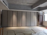 Cloison coulissante en tissu avec cadre en aluminium facile à assembler, absorption acoustique très efficace, design moderne pour restaurant, école, commerce