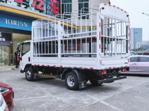 รถบรรทุกไฟฟ้า KAMA EM32 ระยะทางวิ่ง 350 กม. (NEDC) รับน้ำหนักได้ 3 ตัน แบตเตอรี่ 100.46 กิโลวัตต์ชั่วโมง พร้อมกล่องบรรทุกแบบรางสูงสำหรับการขนส่งในเมือง - Product Image 4