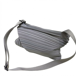 Mochila Plisada Miyake Casual Nueva Colección Verano 2026 Naranja de Moda Ajustable para Uso Diario Venta al por Mayor - Product Image 3