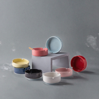 Cendrier en céramique personnalisé au design moderne avec logo Support rond en porcelaine blanc et noir pour hôtel restaurant maison