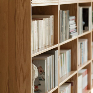 Hệ thống tủ sách âm tường bằng gỗ nguyên khối, tích hợp ghế dài và ngăn kéo, tủ đặt đồ tùy chỉnh - Product Image 4