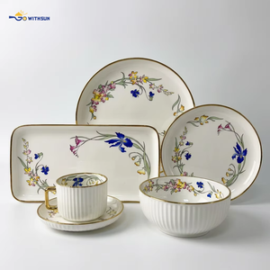 Set di Stoviglie <span class=keywords><strong>in</strong></span> <span class=keywords><strong>Porcellana</strong></span> di Lusso Moderno Placcato Oro 32 Pezzi, <span class=keywords><strong>Piatti</strong></span> e Ciotole con Motivi Floreali <span class=keywords><strong>in</strong></span> Stile Medio-Asiatico, Kit di Utensili Resistenti al Forno - Product Image 1