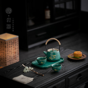 Juego de té de cerámica Kung Fu, una tetera y dos tazas, verde con diseño de paisaje dorado, para preparar té y regalar. - Product Image 2