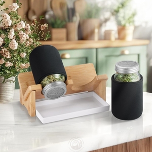 Set <span class=keywords><strong>di</strong></span> 2 Kit per Germogli con Barattoli Mason a Bocca Larga, Supporto in Bambù, Coperchio in Acciaio Inox - Ecologico e <span class=keywords><strong>di</strong></span> Grande Capacità per Conservazione <span class=keywords><strong>di</strong></span> Broccoli e Alimenti - Product Image 4