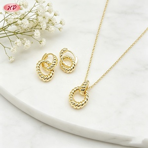 เครื่องประดับจิวเวลรี่ บิซูเตรียส โอโร ขายส่ง ต่างหูและสร้อยคอชุบทอง 18K ประดับเพชรซิคอน สำหรับผู้หญิง งานแต่งงาน งานหมั้น - Product Image 1