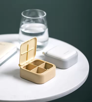 Organisateur de pilules de voyage d'un jour Mini boîte de rangement de forme carrée Conception d'ouverture du couvercle 4 compartiments Petite pilule en plastique portable