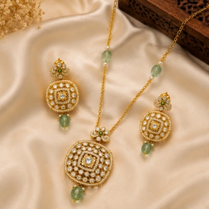 Conjunto de Collar y Pendientes Étnicos de Plata 925 con Piedras Verdes y Cuentas Blancas, Joyería Nupcial Tradicional India - Product Image 1