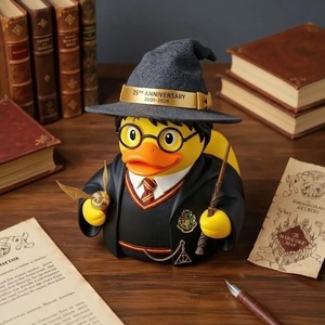 ฟิกเกอร์เรซิ่นเป็ดวิเศษครบรอบ 25 ปี ชุดพ่อมดพร้อมไม้กายสิทธิ์และโกลเด้นสไนทช์ 2001-2026 - Product Image 3