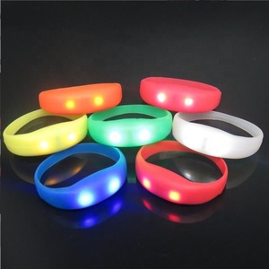 Vòng Đeo Tay <span class=keywords><strong>LED</strong></span> Điều Khiển Từ Xa Logo Tùy Chỉnh Dây Đeo Cổ Tay <span class=keywords><strong>LED</strong></span> Điều Khiển <span class=keywords><strong>DMX</strong></span> Cho Sự Kiện Thể Thao - Product Image 4