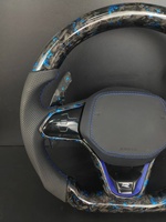 Volant en fibre de carbone forgé pour VW Golf (2000-2024) avec accents bleus, cuir perforé, palettes de changement de vitesse sportives en aluminium