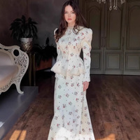 Ensemble deux pièces tendance 2025 pour femme : jupe taille haute ajustée à motifs floraux et blazer élégant de style occidental pour l'automne