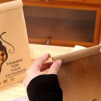 Pochette personnalisée en papier kraft imprimé à fond plat avec fenêtre irrégulière et fermeture à rouleau métallique, idéale pour macarons, biscuits et friandises (sûre pour les aliments)