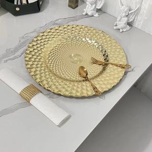 Assiettes rondes de service en plastique à motif de paon doré de 13 pouces Assiettes de décoration de table de fête de mariage - Product Image 3