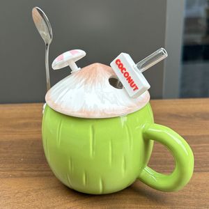 インスタ映えする可愛いココナッツ型の陶器製タンブラー、蓋付き、ガラスストローとカクテルアンブレラのデコレーション、女の子の親友への夏の贈り物に最適 - Product Image 4