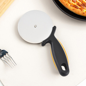 Cortador de pizza de acero inoxidable con mango negro, acero inoxidable 430 para cortar pizza y pasteles - Product Image 5