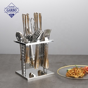 أدوات مائدة فاخرة من المصنع بمقابض ذهبية وحامل معدني، طقم ملاعق وشوك من الفولاذ المقاوم للصدأ 18/10 مع شعار محفور بالليزر وطلاء ذهبي - Product Image 1