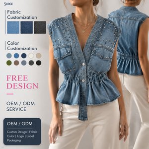 Gilet décontracté en jean bleu clouté pour femme, col en V, manches courtes, boutonnage frontal, ourlet peplum court, poches à rabat, vente en gros - Product Image 1