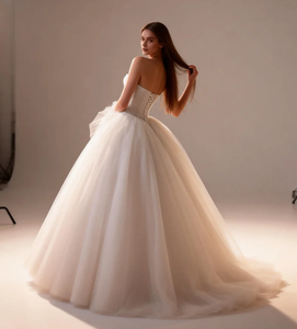 Vestidos de Novia de Tul sin Tirantes de Inspiración Vintage con Corsé de Cuentas y Cola Catedral - Product Image 6