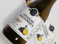 Étiquettes en papier adhésif imperméable personnalisées pour les bouteilles de vin, de whisky et de jus, avec gaufrage en feuille d'or, durables, permanentes, résistantes aux UV