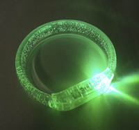 Bracelet à bulles plat à large bande LOGO personnalisé avec des fournitures de fête d'événement en gros de haute qualité Bracelets LED colorés