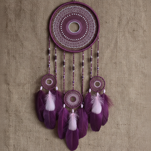 Atrapasueños de plumas de color granate púrpura oscuro con intrincado diseño web decoración espiritual de la pared del dormitorio disponible, a precios al por mayor. - Product Image 1
