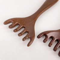 Peigne à six griffes en bois de santal naturel, outil multifonctionnel de massage du cuir chevelu et Gua Sha pour le soulagement de la tête et du corps