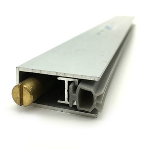 Joints inférieurs <span class=keywords><strong>de</strong></span> <span class=keywords><strong>porte</strong></span> en bois automatique <span class=keywords><strong>de</strong></span> conception moderne ZD-01 montés bande d'étanchéité en aluminium anti-poussière et coupe-vent - Product Image 1