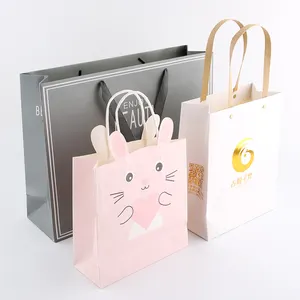 BTO sacchetto di carta per imballaggio di vestiti di lusso di grandi dimensioni con il tuo Logo, sacchetto di carta Kraft marrone riciclato, sacchetto di carta personalizzato
