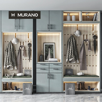 Meuble d'entrée multifonctionnel de luxe sur mesure pour villa, avec panneau à lattes en bois, banquette rembourrée et armoire à chaussures multi-tiroirs