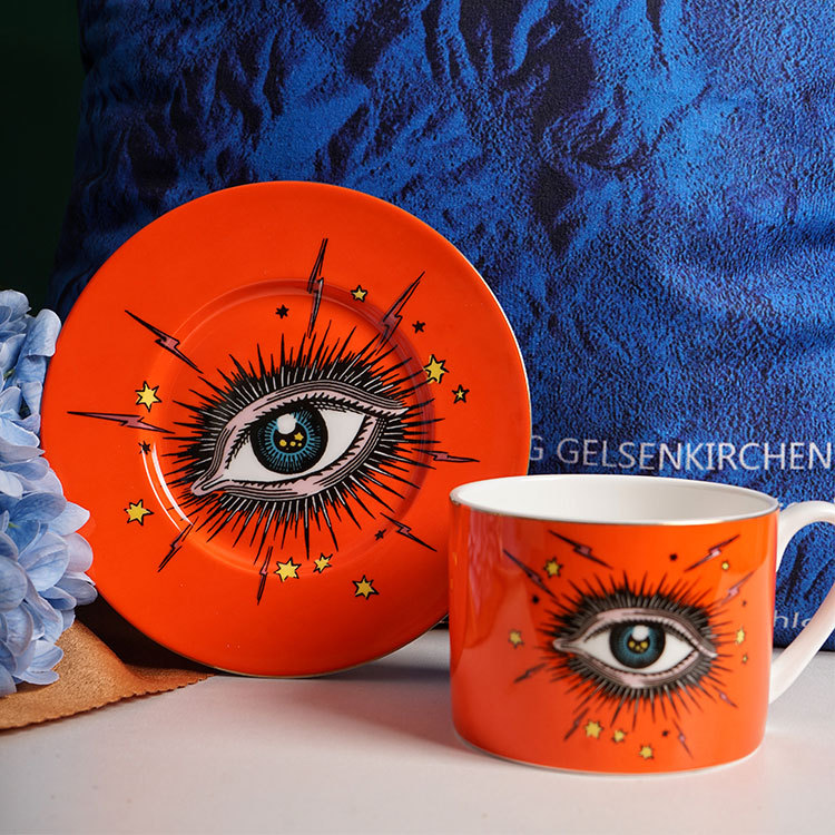 Taza y plato ojos naranjas