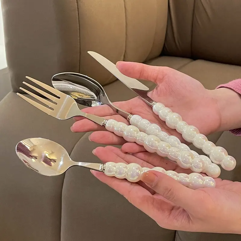 Set di posate in acciaio inossidabile in stile coreano Set di posate da tavola con manico in ceramica perla per matrimonio