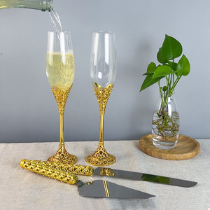 Verres <span class=keywords><strong>à</strong></span> <span class=keywords><strong>Champagne</strong></span> en or de luxe ensemble de spatules <span class=keywords><strong>à</strong></span> gâteau mariage diamant graver Base en métal perle verre flûtes <span class=keywords><strong>à</strong></span> <span class=keywords><strong>champagne</strong></span> avec pierre CZ - Product Image 2