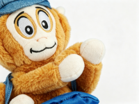 Adorable peluche singe en peluche douce et moelleuse avec accessoire en jean bleu pour cadeau promotionnel, peluche singe personnalisée