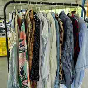 SH05 Vêtements d'occasion pour femmes de bonne qualité, lot de robes, jupes, chemises, bretelles, shorts d'occasion, lot de vêtements d'occasion - Product Image 1