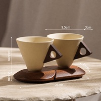 Ensemble de tasses à expresso en grès moucheté pour couple, avec corps en forme d'entonnoir, poignée en noyer à motif triangulaire perforé, sur support en bois emboîtable, duo cadeau