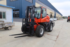 Chariot élévateur 4x4 3T Diesel tout-terrain, pour travaux en montagne, usage intensif, certifié CE - Product Image 1