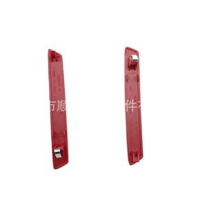 Réflecteur de pare-chocs arrière Maserati 675000321 675000322 pour remplacement et réparation, plastique rouge avec clip métallique - Product Image 1