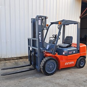Vente directe usine Chariot élévateur diesel d'occasion HELI 3 tonnes Mât à trois sections Hauteur de levage 4,5 m Déplaceur latéral hydraulique Pneus pleins - Product Image 2